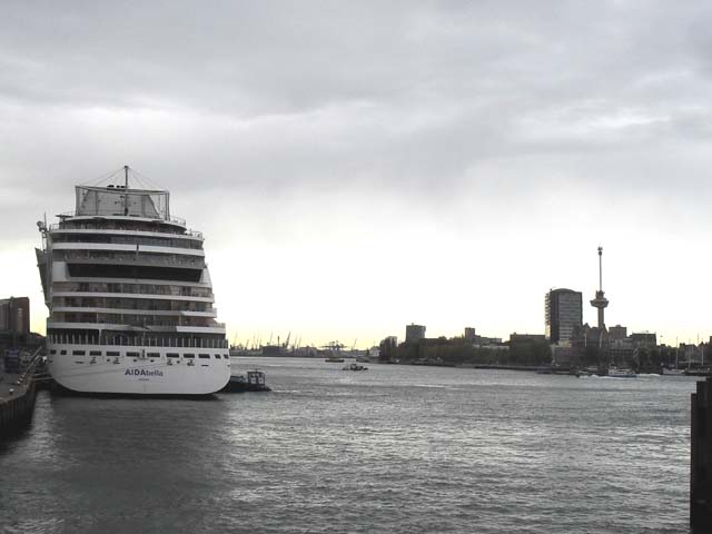 Cruiseschip ms AIDAbella van AIDA Cruises aan de Cruise Terminal Rotterdam